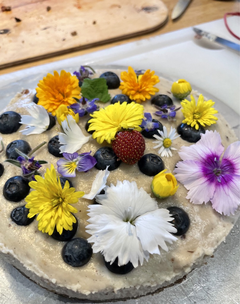 Rohkost-Torte mit essbaren Blüten