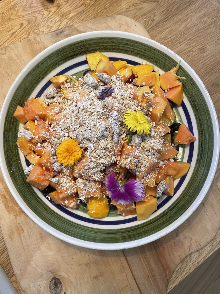 Müsli-Schale mit frischen Früchten